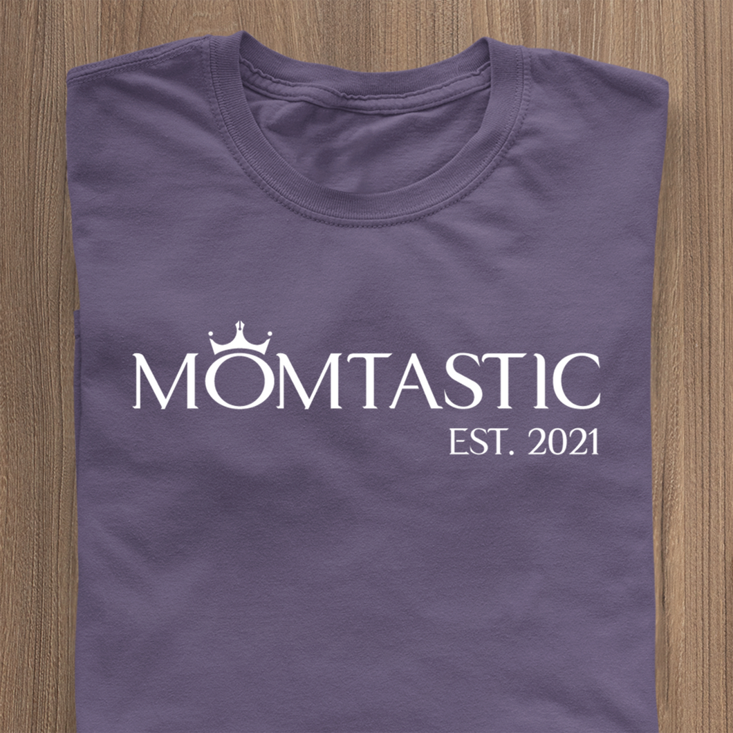 Momtastic Queen Edition T-Shirt purple with white writing - date personalisable